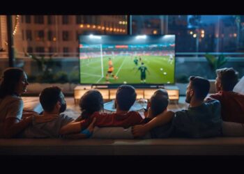 Como assistir futebol mudou, da arquibancada ao sofá conectado