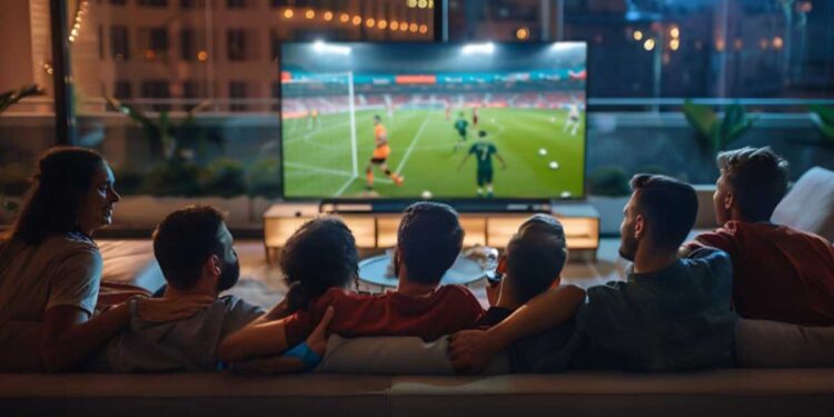 Como assistir futebol mudou, da arquibancada ao sofá conectado