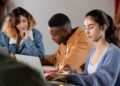 Por qué los estudiantes modernos trabajan más durante sus estudios