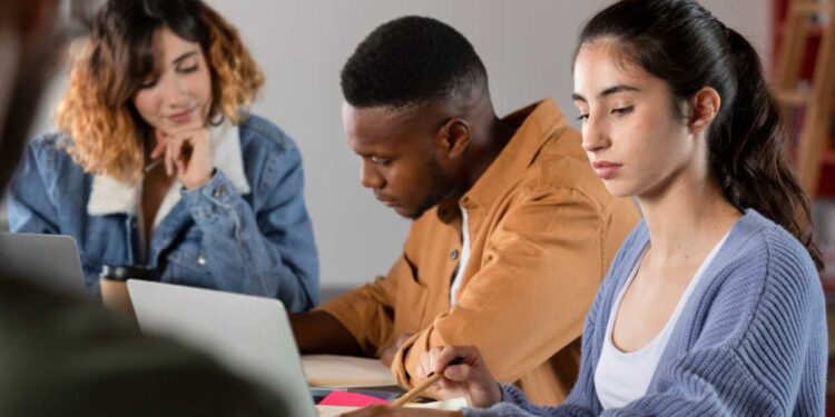 Por qué los estudiantes modernos trabajan más durante sus estudios