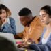 Por qué los estudiantes modernos trabajan más durante sus estudios