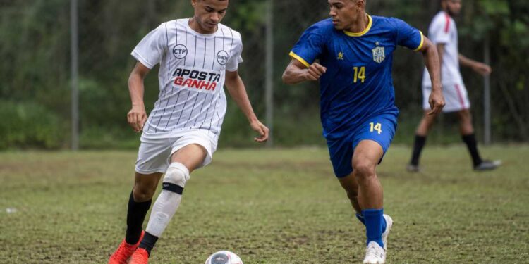 Promessa Pernambucana: Robinho, de 16 anos, chama atenção pela explosão e talento